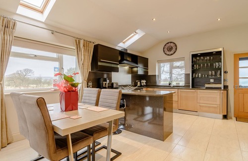 Blackburn Cottage | SUNNYSIDE SHREYAS, family friendly, with a garden in Ribchester