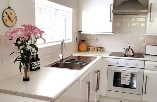 Bempton Apartment | Sunnyside Studio with private patio