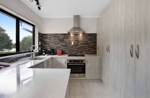 Half Moon Bay House | Sunnyside Townhouse with Rumpus, Parking and Deck