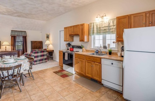 South Lowell Apartment | Sunnyside Up: Low winter rates, Fast WiFi, close to Lowell, Raytheon, HPE, Rt 93, Rt 495, & more