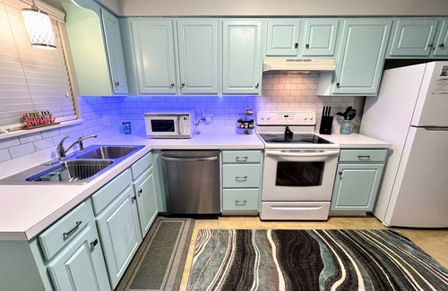 Murrells Inlet House | Sunnyside Villa-FREE beach pass! 2 King Bedrooms, Garage, Near Marshwalk!