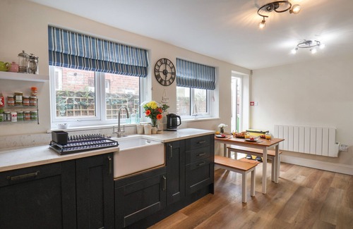 West Cliff House | SUNNYVALE HOUSE, pet friendly, character holiday cottage in Whitby
