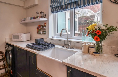 West Cliff House | SUNNYVALE HOUSE, pet friendly, character holiday cottage in Whitby