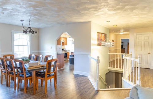 Luray Cottage | Sunridge Retreat is a secluded cabin in Luray, VA for large family and friends