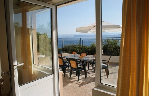 Kefalari Apartment | Sunrise 4 - Beautifully Located Air Conditioned Apartment Above Beach