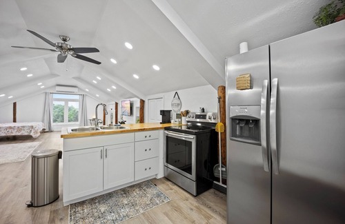 Liberty Apartment | Sunrise Acres - Barndo Loft Studio