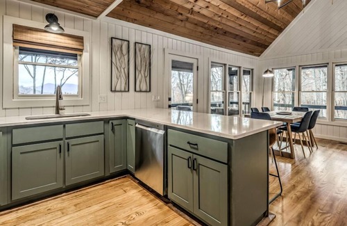 Unaka Cabin | Sunrise and Stardust - Hot Tub | Mountain Views | Screened Porch |