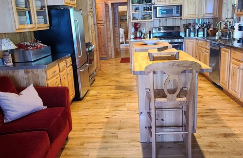 Munising Resort | Sunrise Bay Cottages: Rustic elegance for 32 people in 5 luxury cottages.