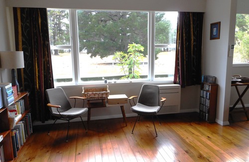 Rarangi Cottage | Sunrise Beach House - Rarangi Holiday House