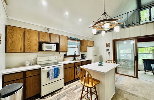 White Cloud Cottage | Sunrise Cottage Lake front with connecting river