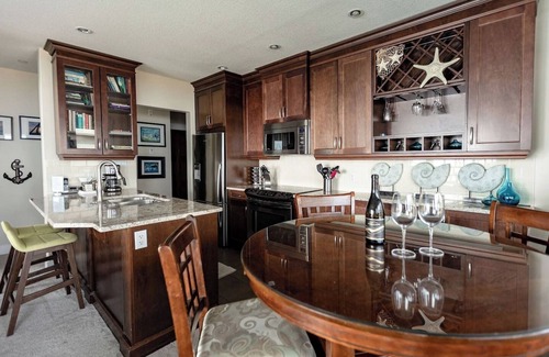 North Oyster Apartment | Sunrise Cove Apt at Inn of The Sea | Seaview, pool, hot tub