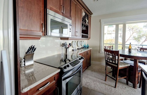 North Oyster Apartment | Sunrise Cove Apt at Inn of The Sea | Seaview, pool, hot tub