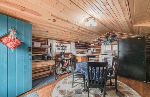 Higgins Lake Cabin | Sunrise Cove is a cozy cabin located within sight of Higgins lake & state land