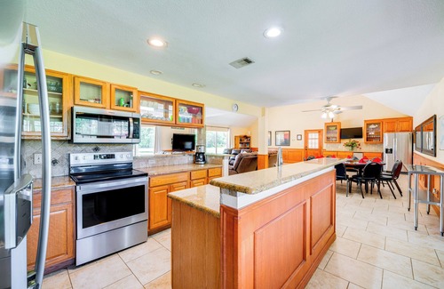 Kerens House | Sunrise Cove RC LLC: Lakefront Home w/2 Casitas!
