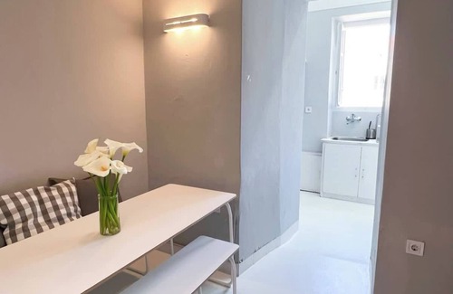 Paleopolis Apartment | Sunrise Getaway w Sea Views