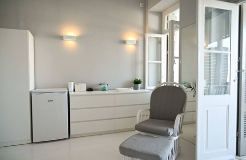Paleopolis Apartment | Sunrise Getaway w Sea Views