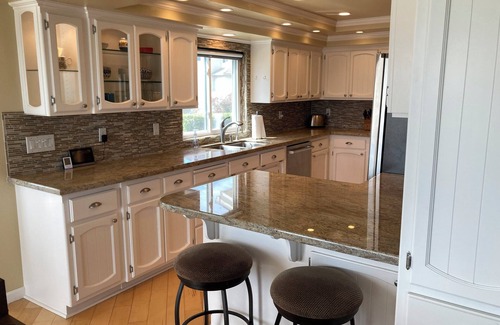 Discovery Bay House | Sunrise Holiday Home in Discovery Bay, fast water is 6 minutes away. Pets ok!