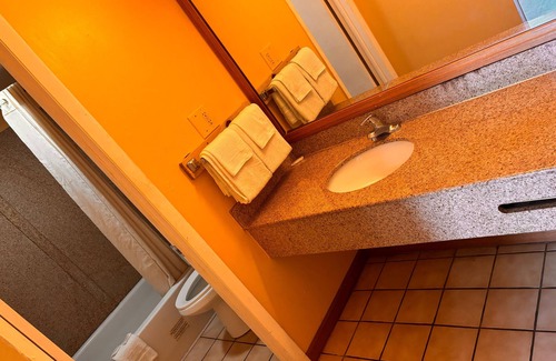 North Newport News Hotel | Sunrise Inn By OYO Newport News US-60