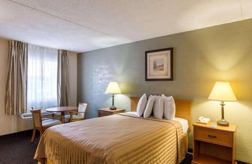 West Lake Forest Hotel | Sunrise Inn & Suites