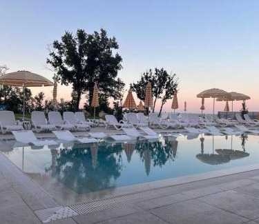 Primorski Apartment | Sunrise l 1BD Sea View l Pool l Free Parking