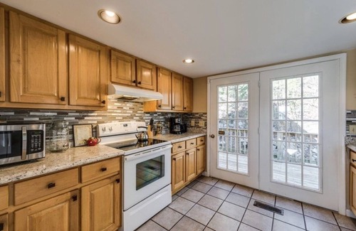Smithville House | Sunrise + Lake views, and brand new 10 person jacuzzi! Holiday Haven Retreat