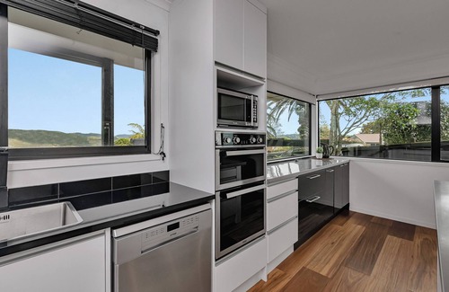 Haruru House | Sunrise Lookout - Paihia Holiday Home