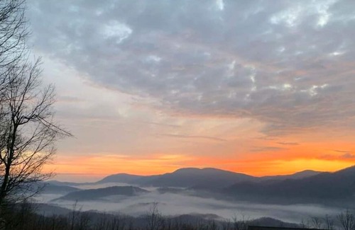 Fairview House | Sunrise Mountain View Cabin - Mr. Lake Lure Vacation Rentals