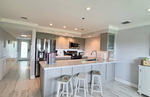 Tavernier Apartment | Sunrise Oasis - Top Floor 2 BR 2 BA Condo 2411