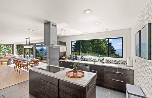 Rollingbay House | Sunrise Oasis | Water View | Family & Dog friendly
