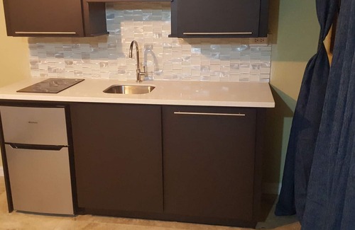 Providence Apartment | Sunrise Sanctuary: Modern studio apartment in a safe and friendly neighbourhood