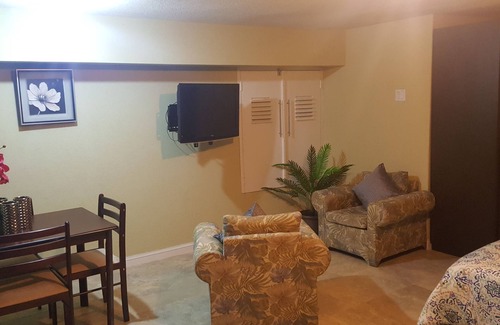 Providence Apartment | Sunrise Sanctuary: Modern studio apartment in a safe and friendly neighbourhood