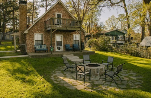 Chandler House | Sunrise Shores - Waterfront Cottage sleeps 8.