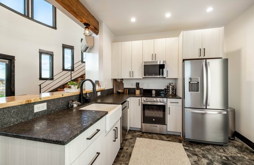 Manhattan House | Sunrise Silo - Luxury stay near Bozeman, Montana.