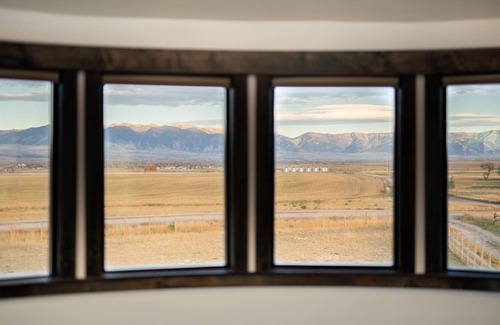 Manhattan House | Sunrise Silo - Luxury stay near Bozeman, Montana.