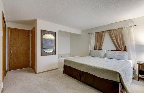 Lake Delton House | Sunrise Suites - Lakefront - Location Location