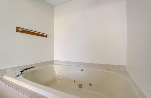 Lake Delton House | Sunrise Suites - Lakefront - Location Location
