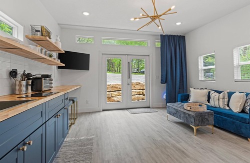 Linn Valley Apartment | Sunrise Tiny House at Linn Valley Lakes