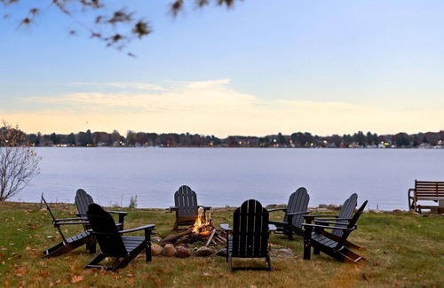 Gaylord Cabin | ~Sunrise Vista~Lakefront~Dock~Kayaks~Hot Tub~Games