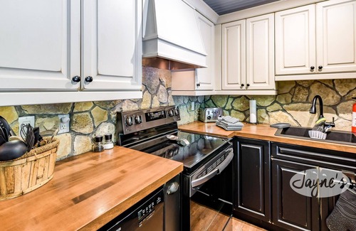 Seguin Cottage | Sunrises! Hot tub! Outdoor Kitchen! Spacious beach! Multiple outdoor fire pits!