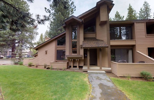 Tennis Village Condo | Sunriver Escape with A/C, BBQ & Foosball Table