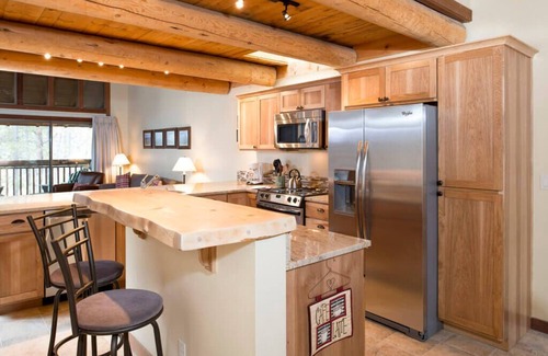 Sunriver Condo | Sunriver Family Retreat with Bunks, BBQ & Golf Course Views