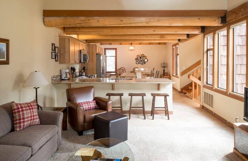 Sunriver Condo | Sunriver Family Retreat with Bunks, BBQ & Golf Course Views
