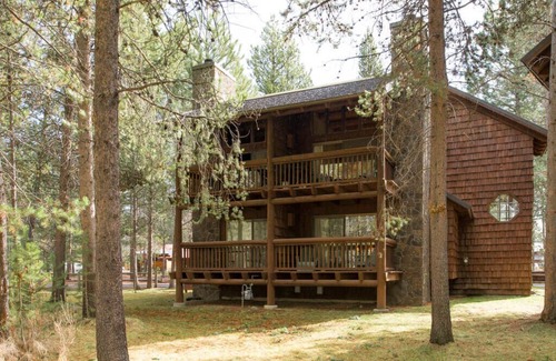 Sunriver Condo | Sunriver Family Retreat with Bunks, BBQ & Golf Course Views