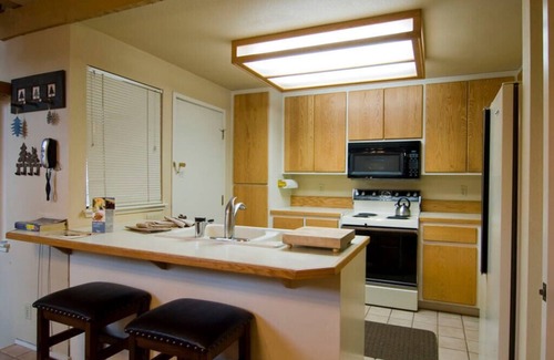 Tennis Village Condo | Sunriver Lodge with Vaulted Ceilings & Wood Fireplace
