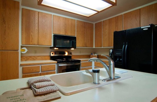 Tennis Village Condo | Sunriver Lodge with Vaulted Ceilings & Wood Fireplace