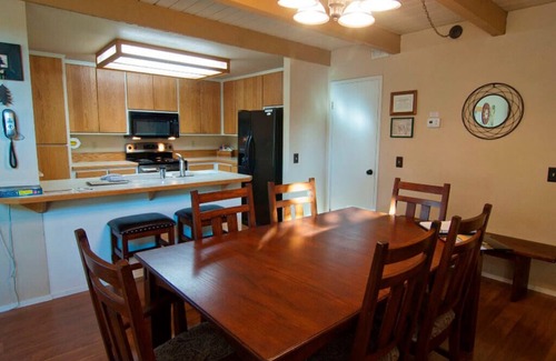 Tennis Village Condo | Sunriver Lodge with Vaulted Ceilings & Wood Fireplace