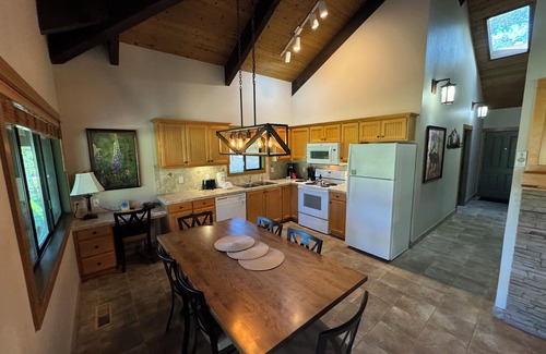 Tennis Village Cabin | Sunriver's best, view, pool, hot tub, 2 bikes included, golf course, Near Resort