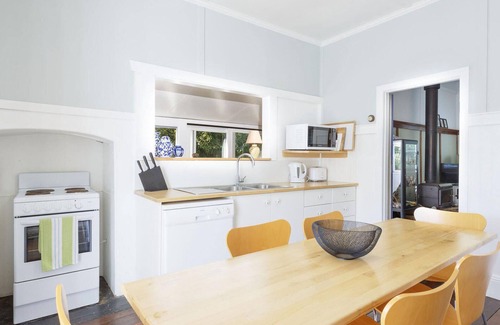 Tea Gardens Cottage | Sunroom Cottage - 40A Witt Street