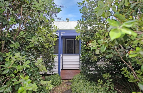 Tea Gardens Cottage | Sunroom Cottage - 40A Witt Street