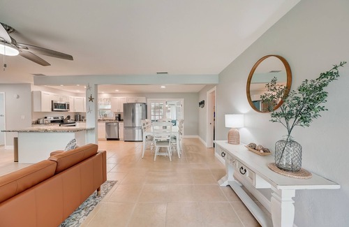 Walsingham House | Sunroom | Master King & Games | 3.4 Miles to IRB